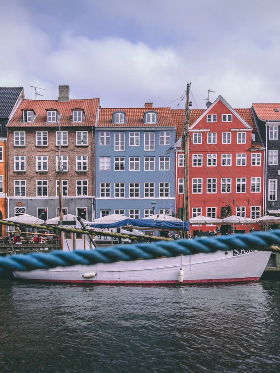 Kopenhag’da Nyhavn kanalının renkli evleri