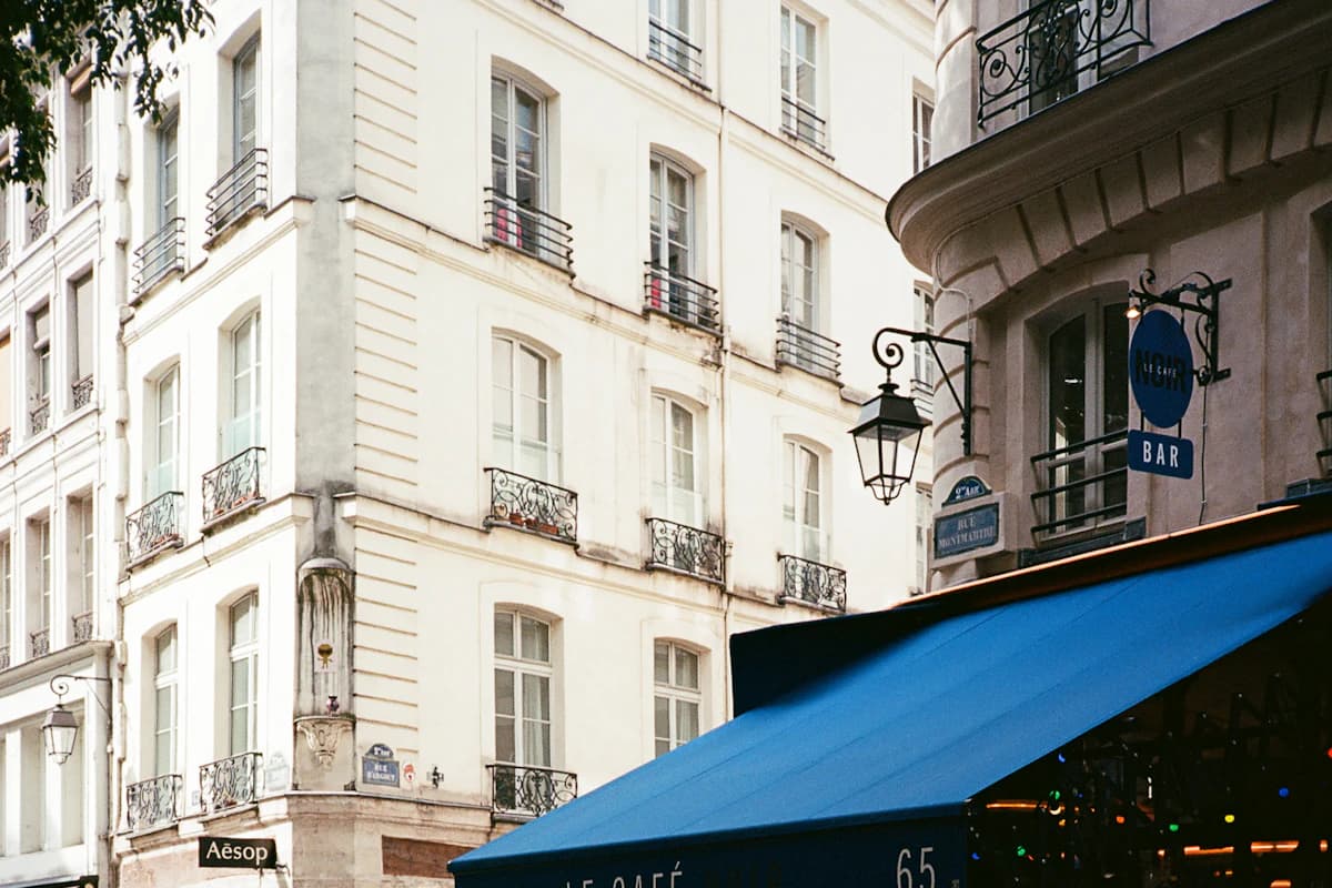 Paris’te mavi tenteli bir sokak kafesi